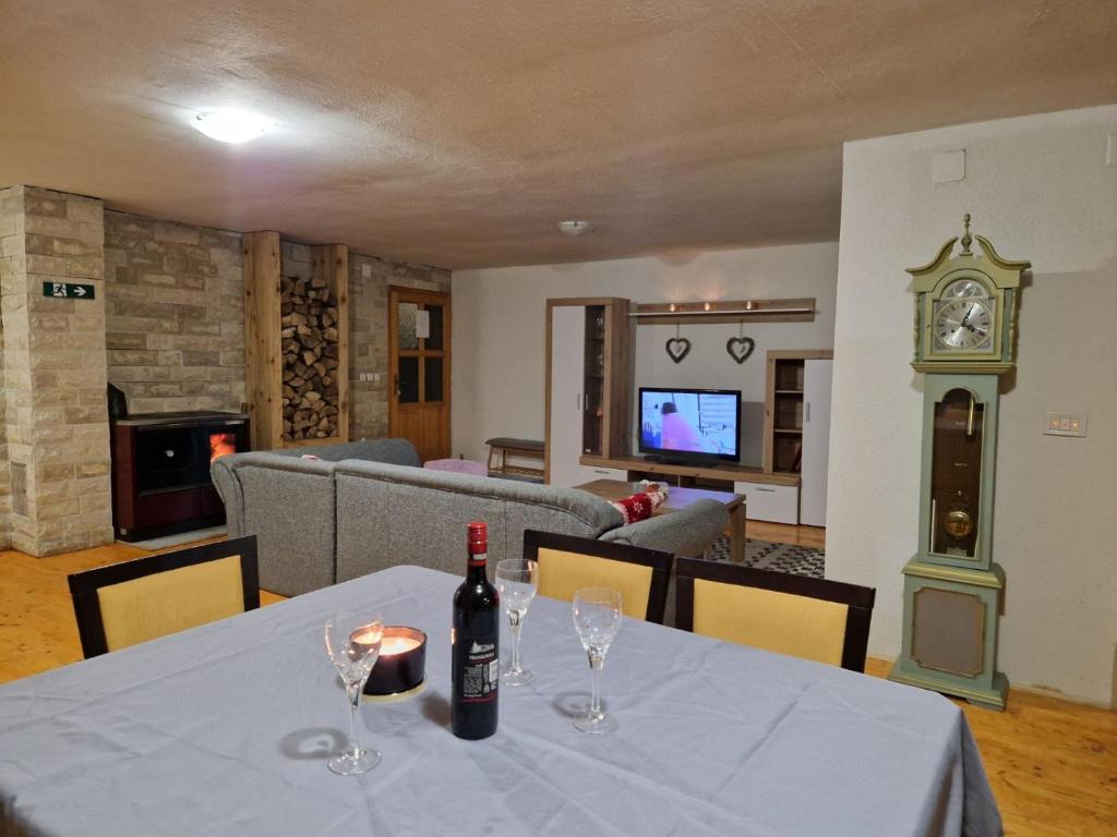 Veličina apartmana: 85 m² Klimatizirani apartman ima 2 spavaće sobe, 1 kupaonicu i kuhinju. Kuhinja apartmana je na raspolaganju za kuhanje i spremanje hrane. Ovaj apartman sadrži TV ravnog ekrana. Jedinica ima 4 ležaja.